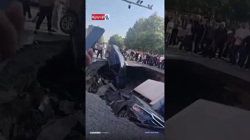 بالفيديو...حفرة مفاجئة "تبتلع" عددا من السيارات في مدينة تشوكو الصينية.